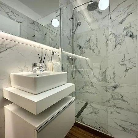 Central Luxury 4 Beedrooms Апартаменты *