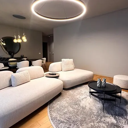 Central Luxury 4 Beedrooms Apartment *